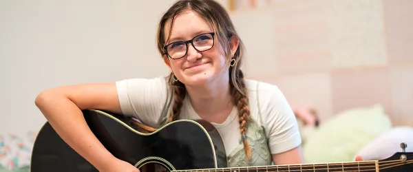 Riley kid, Veronica Salrin playing the guitar